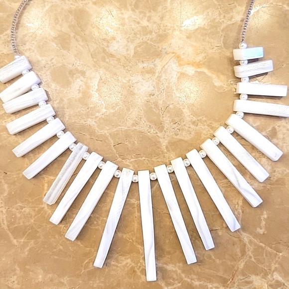 GORGEOUS Statement-making White-Stoned CONTEMPORARY Necklace - Picture 4 of 9